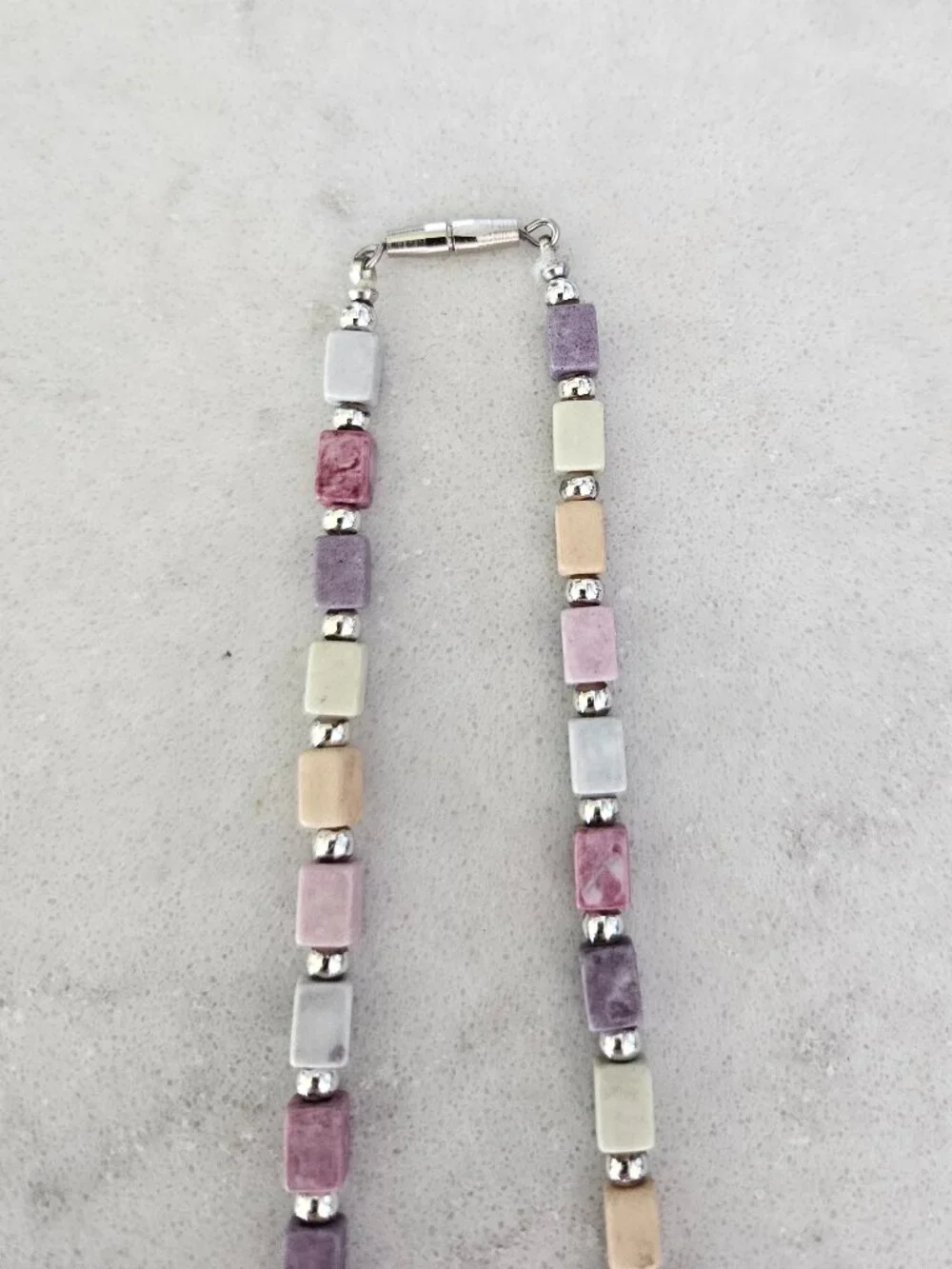 RARE & VINTAGE NECKLACE W/ CUBES & DISKS IN MUTED TONES OF ROSE, PLUM, TAN, GRAY